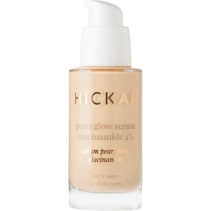 Hickap Pearl Glow Serum Niacinamide 4% glødgivende serum i glassflaske med hvit pumpe og skimrende beige tekstur.