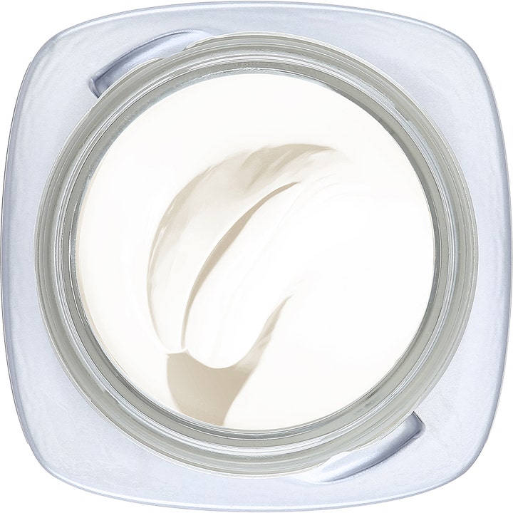 L'Oréal Paris Revitalift Filler 50 ml fuktighetsgivende dagkrem viser en hvit kremaktig tekstur i en lys lilla krukke.