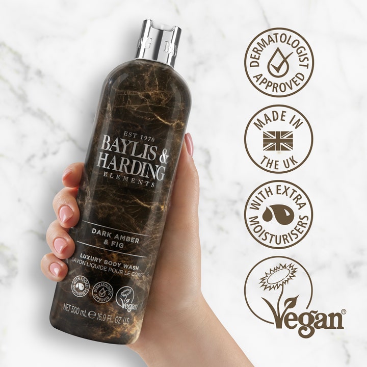 Baylis & Harding Elements Body Wash Dark Amber & Fig 500 ml fuktighetsgivende dusjsåpe i marmorflaske holdt i en hånd