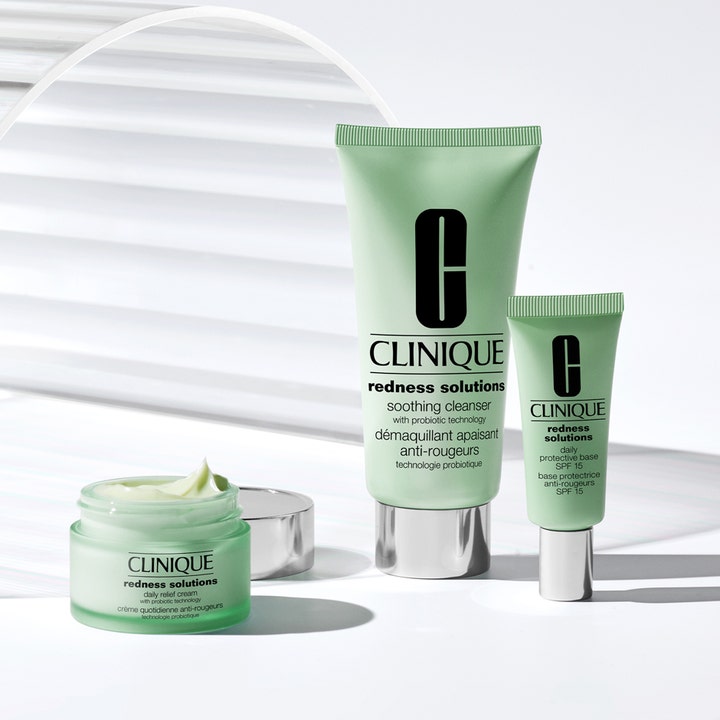 Clinique Redness Solutions Daily Relief Face Cream 50 ml beroligende ansiktskrem i grønn krukke med lys grønn tekstur.