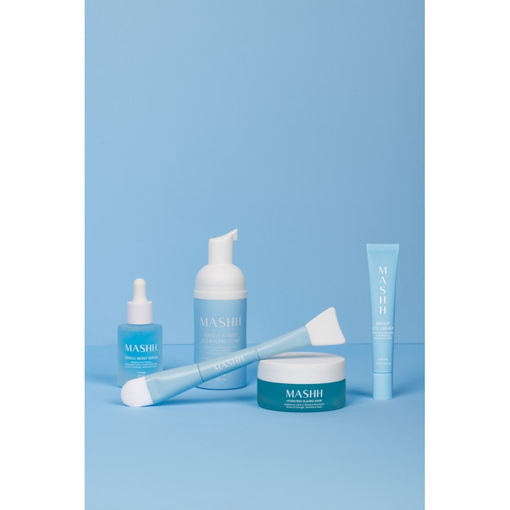 MASHH Bright Eye Cream 15 ml fuktighetsgivende øyekrem mot mørke ringer i lyseblå tube på blå bakgrunn