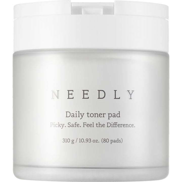 Needly Daily Toner Pad 80 pads gir fuktighet i en frostet hvit krukke med minimalistisk sølvskrift og hvitt lokk.