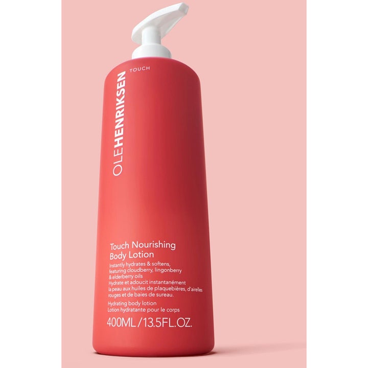 Ole Henriksen Touch Nourishing Body Lotion 400 ml pleiende bodylotion i matt korallrød flaske med hvit pumpe