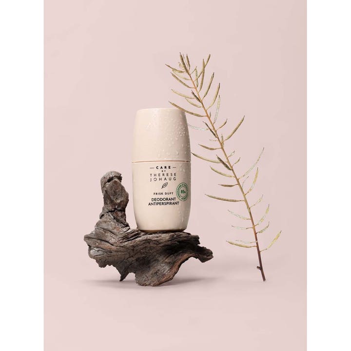 Care by Therese Johaug Frisk Deo 50 ml antiperspirant som gir friskhet i beige flaske med vanndråper på drivved.
