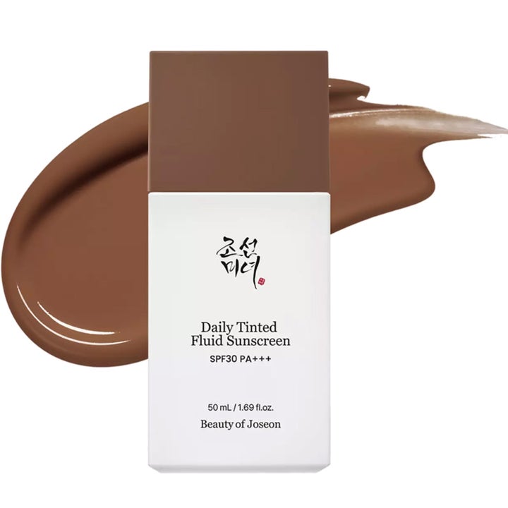 Beauty of Joseon Daily Tinted Fluid Sunscreen 50 ml farget solkrem i hvit flaske med brunt lokk og kremet tekstur