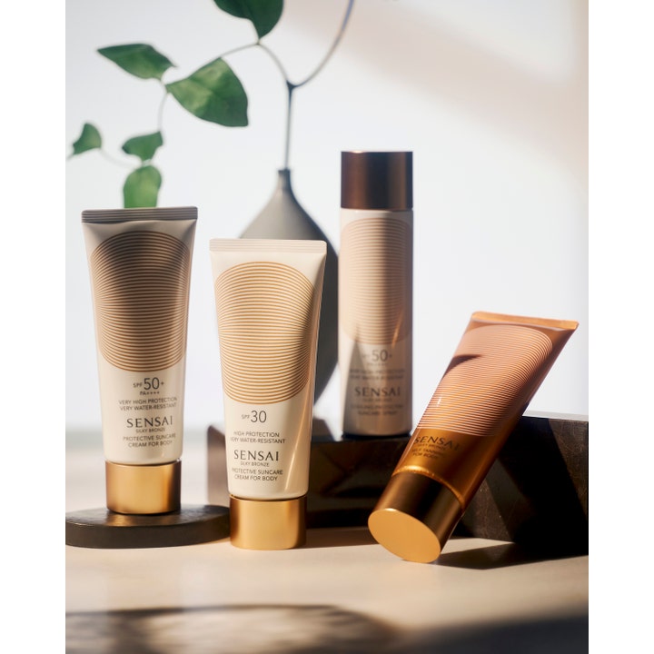 Sensai Silky Bronze Self Tanning For Body 150 ml fuktighetsgivende selvbruning i en glinsende bronsefarget tube.