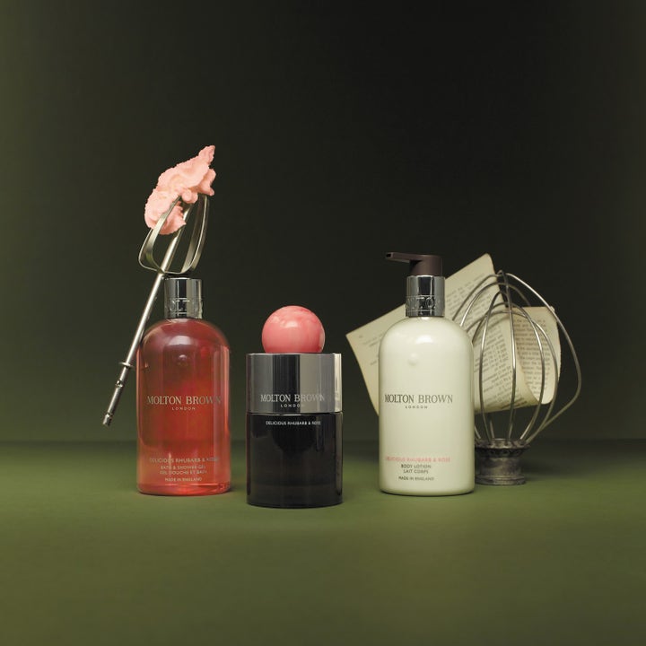 Molton Brown Delicious Rhubarb & Rose Body Lotion 300 ml fuktgivende krem i hvit pumpeflaske i et dekorativt miljø