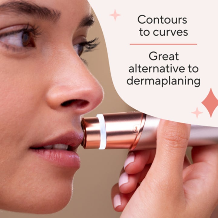 Flawless Face Blush 4.0 1 stk hårfjerner i rosegull som følger ansiktets konturer og er et alternativ til dermaplaning.