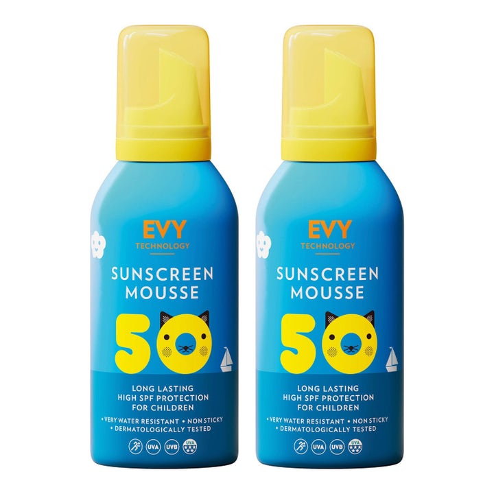 EVY Technology Sunscreen Mousse SPF 50 2-pakning solkrem for barn i blå flasker med gul kork.