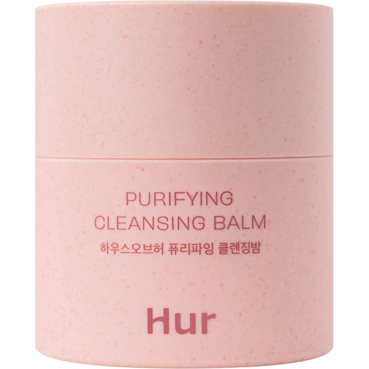 Hur Purifying Cleansing Balm rensende balm i en sylindrisk rosa krukke med et unikt spettet mønster.
