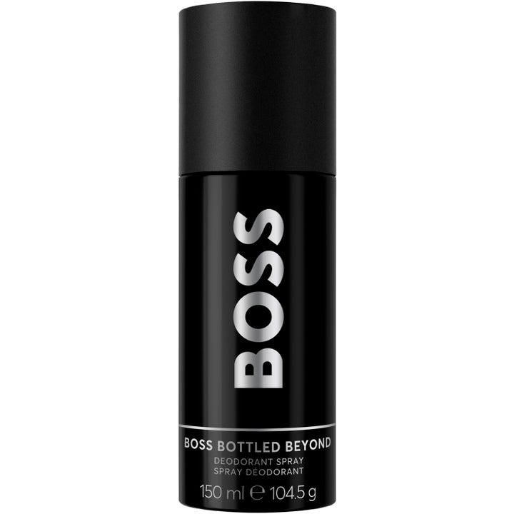 BOSS Bottled Beyond 150 ml deodorantspray som gir friskhet i en svart sylindrisk flaske med stor vertikal sølvlogo.
