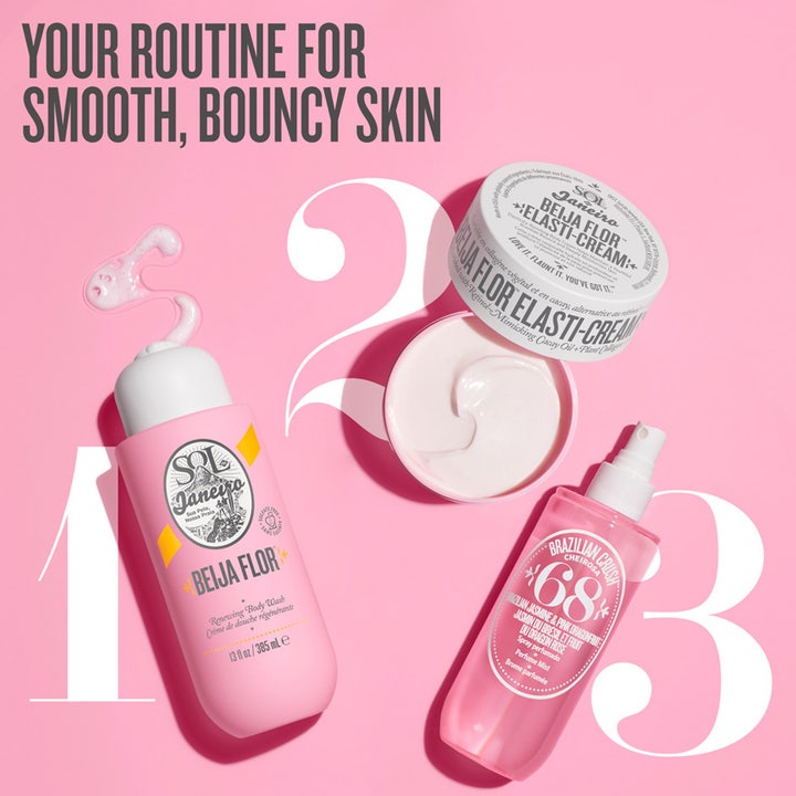 Sol de Janeiro Beija Flor Body Wash 385 ml fornyende dusjsåpe vist med krem og mist i en rutine for glatt, spenstig hud.