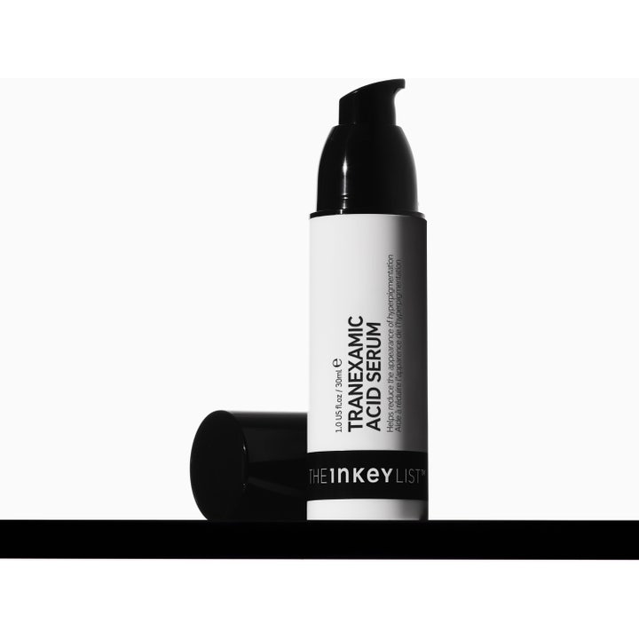 The INKEY List Tranexamic Acid Serum 30 ml ansiktsserum mot hyperpigmentering i hvit pumpeflaske med eske