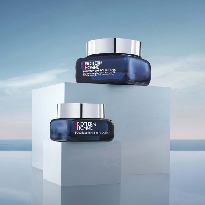 Biotherm Force Supreme Eye Reshaper 20 ml øyekrem mot rynker i blå glasskrukke med sølvlokk på hvite sokler