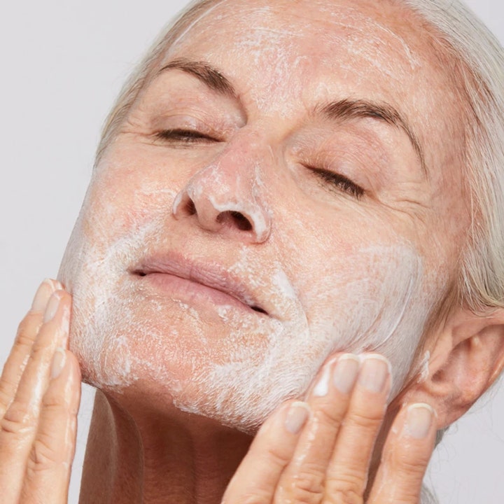 Dermalogica AGE smart Skin Resurfacing Cleanser 150 ml ansiktsrens masseres inn i huden for en glattere tekstur.