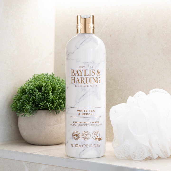 Baylis & Harding Elements White Tea & Neroli 500 ml vegansk dusjsåpe i marmorflaske med gullkork og hvit dusjsvamp.