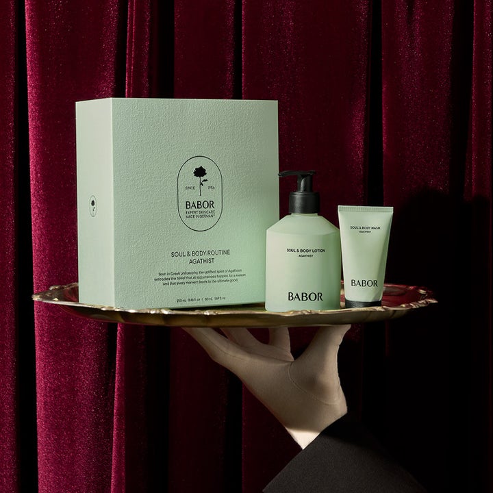 Babor Soul & Body Gift Set Agathist 300 ml på et gullfat foran røde fløyelsgardiner gir luksuriøs hudpleie.