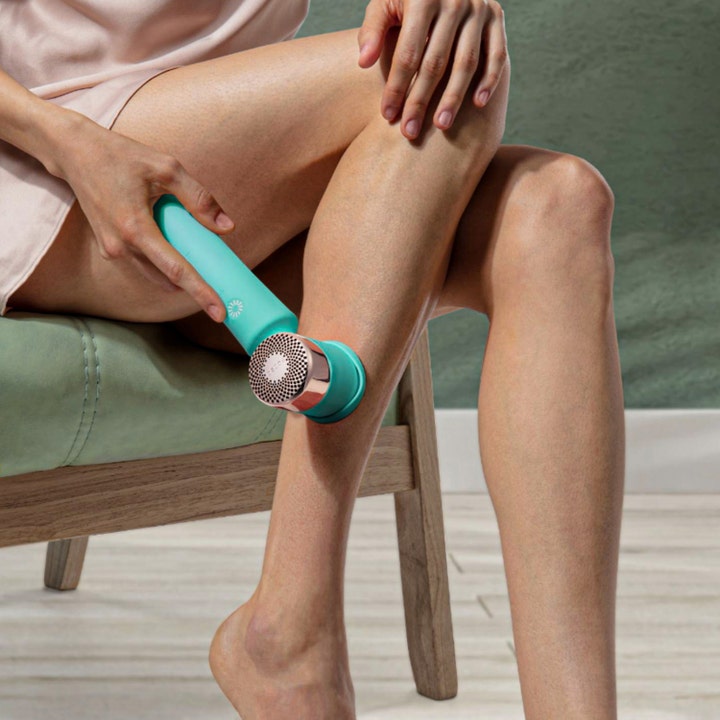 FOREO PEACH 2 Mint 1 stk IPL-hårfjerning som gir glatt hud brukes på leggen i en hjemmesetting