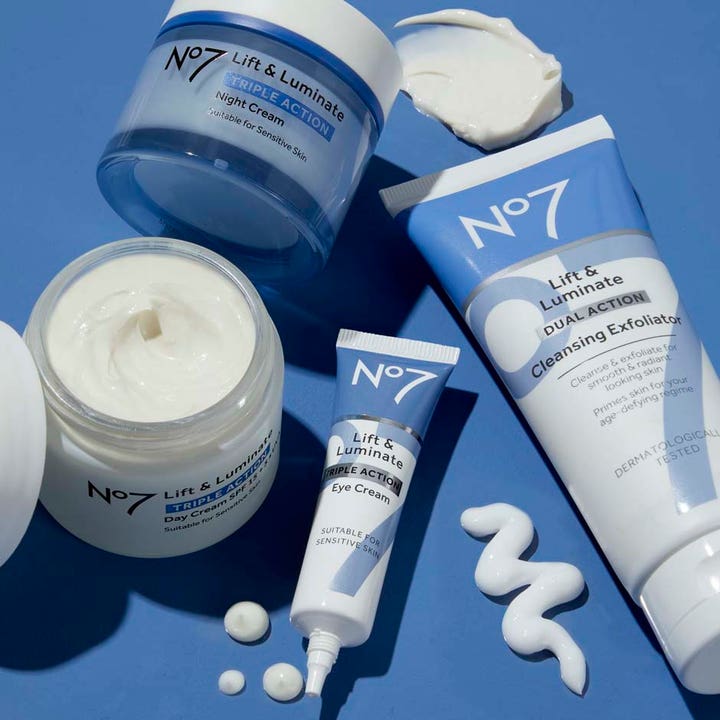 No7 Lift & Luminate Cleansing Exfoliator 100 ml ansiktsrens gir glød i hvit og blå tube med kremete tekstur.