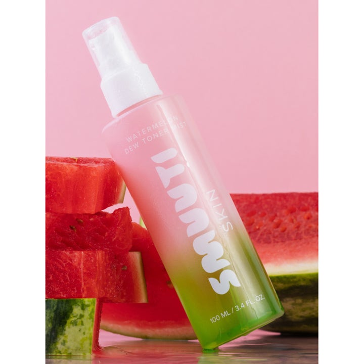 Smuuti Skin Watermelon Dew Toner Mist 100 ml fuktighetsgivende ansiktsspray inntil biter av fersk vannmelon.