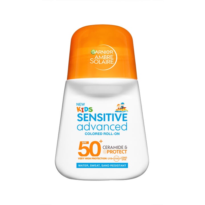 Garnier Ambre Solaire Kids Sensitive Advanced SPF 50+ farget roll-on solkrem i hvit plastflaske med oransje kork.
