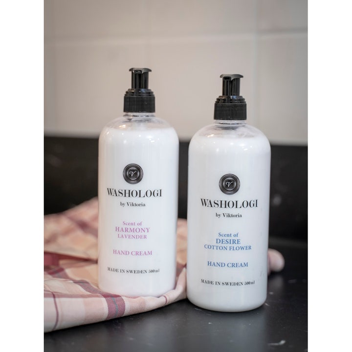 Washologi Hand Cream Scent Of Harmony 300 ml fuktighetsgivende håndkrem i hvit pumpeflaske på en mørk benk