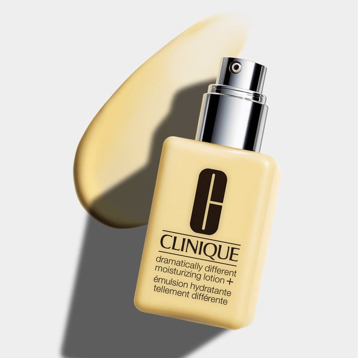 Clinique Slät Start 225 ml eksfoliering for glattere hud i gul pumpeflaske med en kremet teksturprøve.
