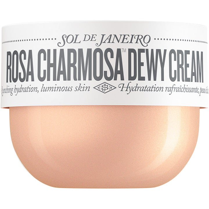 Sol de Janeiro Rosa Charmosa Dewy Cream fuktgivende kroppskrem i en skimrende ferskenfarget krukke med hvit etikett