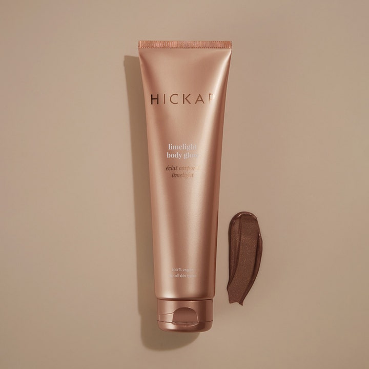 Hickap Limelight Body Glow 150 ml gir huden glød i rosegulltube med skimrende brun tekstur.
