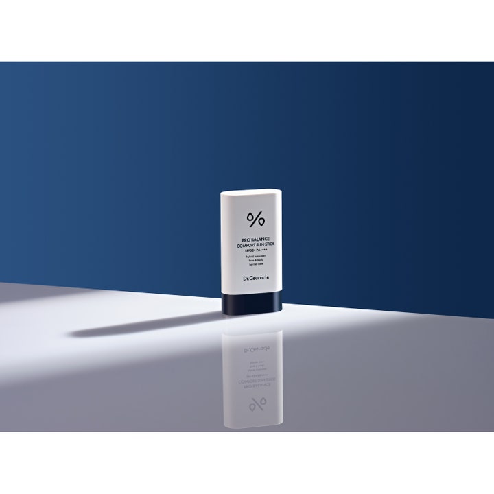 Dr. Ceuracle Pro Balance Sun Stick 18 g SPF 50+ solkrem i hvit stift med mørkeblått lokk på reflekterende flate.
