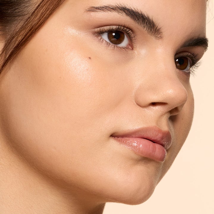 Hickap Pearl Glow Serum 30 ml hyaluronsyraserum gir fuktighet og glød vist på et ansikt med strålende hud
