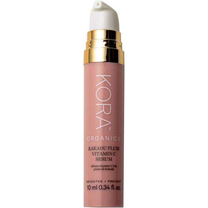 KORA Organics Kakadu Plum Vitamin C Serum 10 ml glødgivende serum i rosa hylse med gulldetaljer og hvit pumpe