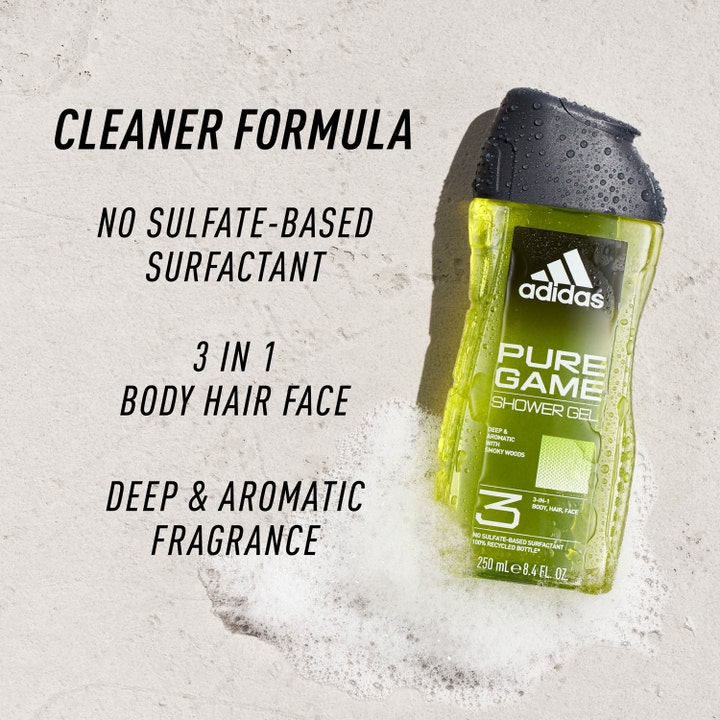 Adidas Pure Game For Him 250 ml 3-i-1 dusjgelé gir dyp duft i en grønn flaske som ligger i friskt hvitt skum.