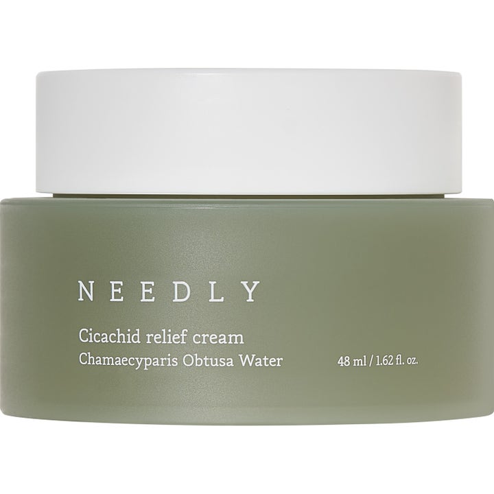 Needly Cicachid Relief Cream 48 ml beroligende ansiktskrem i en matt olivengrønn krukke med hvitt lokk.