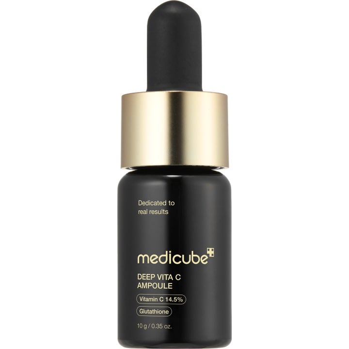 Medicube Deep Vita C Ampoule 2.0 30 g glødgivende serum i mørk glassflaske med gullfarget kork og pipette