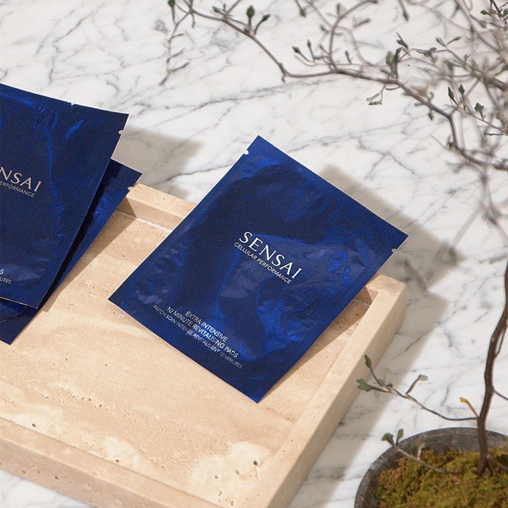 Sensai Cellular Performance Extra Intensive 10 Minutes Revitalizing Pads 60 g øyepads i blå poser på marmor