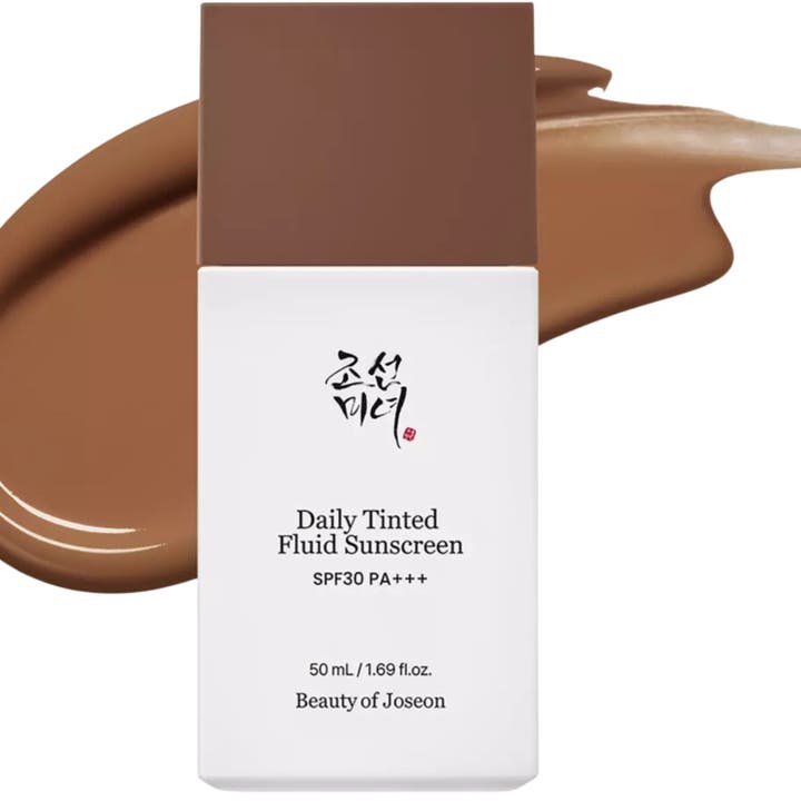 Beauty of Joseon Daily Tinted Fluid Sunscreen 50 ml utjevnende solkrem i hvit flaske med brunt lokk og farget tekstur