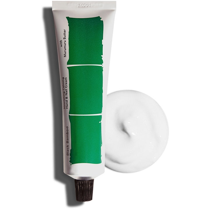 haruharu wonder Black Bamboo Hand & Nail Cream 50 ml er en nærende håndkrem i hvit tube med grønn grafikk og kremtekstur.