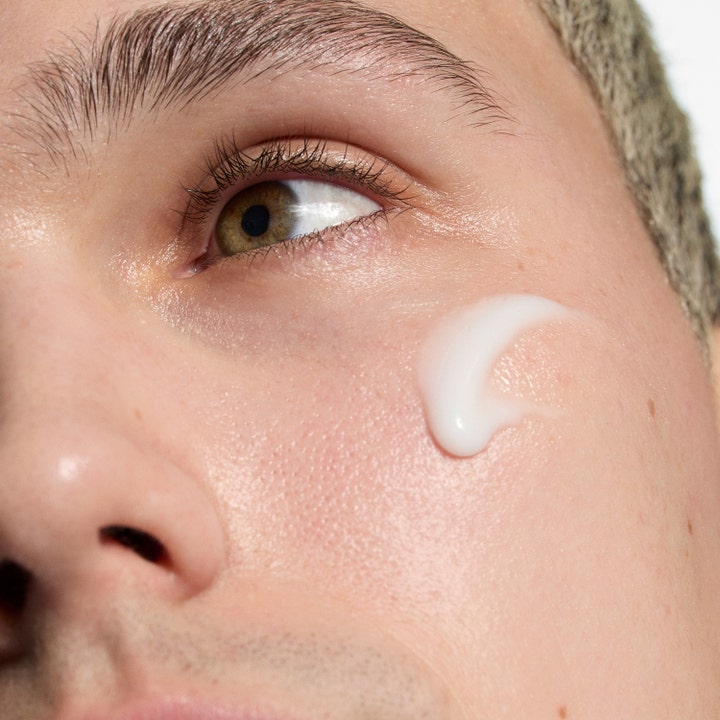 The INKEY List Hydrating Cream to Milk Cleanser 50 ml fuktighetsgivende hudrens med hvit kremtekstur på huden