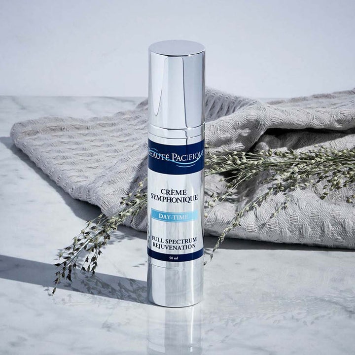 Beauté Pacifique Symphonique Day-Time 50 ml foryngende dagkrem i sølvfarget pumpeflaske på marmoroverflate.