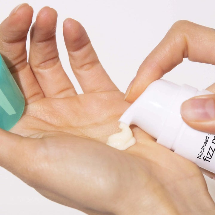 Dermalogica Clear Start Blackhead Clearing Fizz Mask fjerner hudormer og pumpes ut som en hvit krem i håndflaten