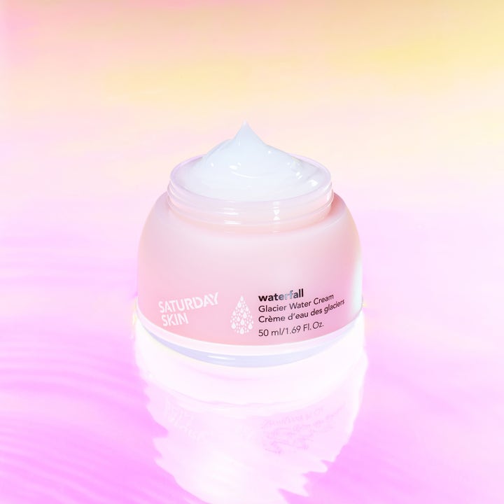 Saturday Skin Waterfall Glacier Water Cream 50 ml fuktighetsgivende ansiktskrem i rosa krukke med lett geltekstur.