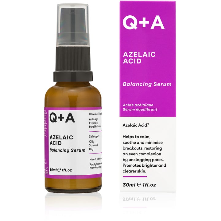 Q+A Azelaic Acid Facial Serum 30 ml beroligende serum mot urenheter i brun glassflaske med hvit og lilla eske