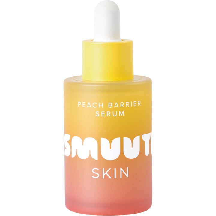Smuut Skin Peach Barrier Serum styrker hudbarrieren i en frostet glassflaske med gul og ferskenfarget gradering.