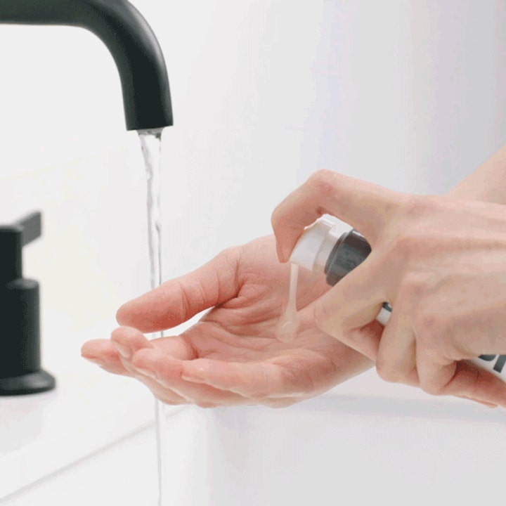 Dermalogica Daily Glycolic Cleanser 150 ml eksfolierende ansiktsrens som pumpes ut som en klar gelé i hånden