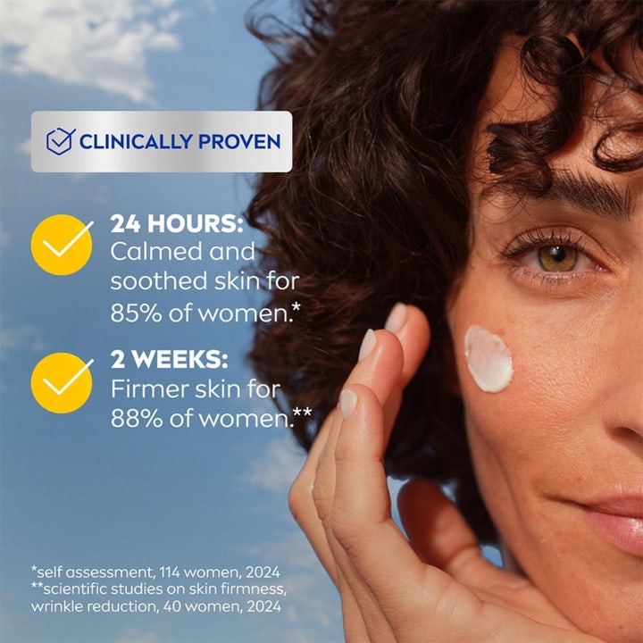 NIVEA Q10 Anti-Wrinkle Sensitive Night Cream 50 ml beroligende nattkrem på kvinne med tekst om klinisk bevist fastere hud