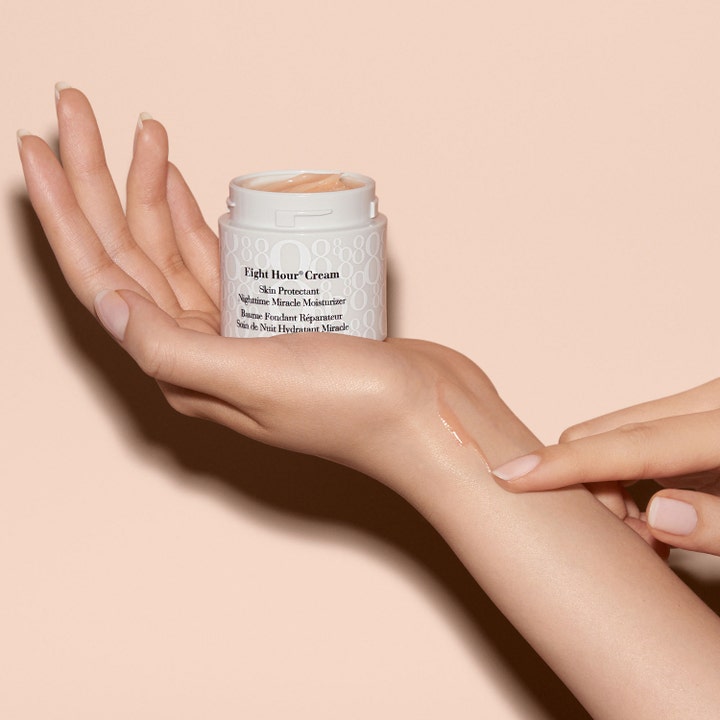 Elizabeth Arden Eight Hour Cream Nighttime Miracle Moisturizer 50 ml nattkrem med ferskenfarget gel påføres huden.