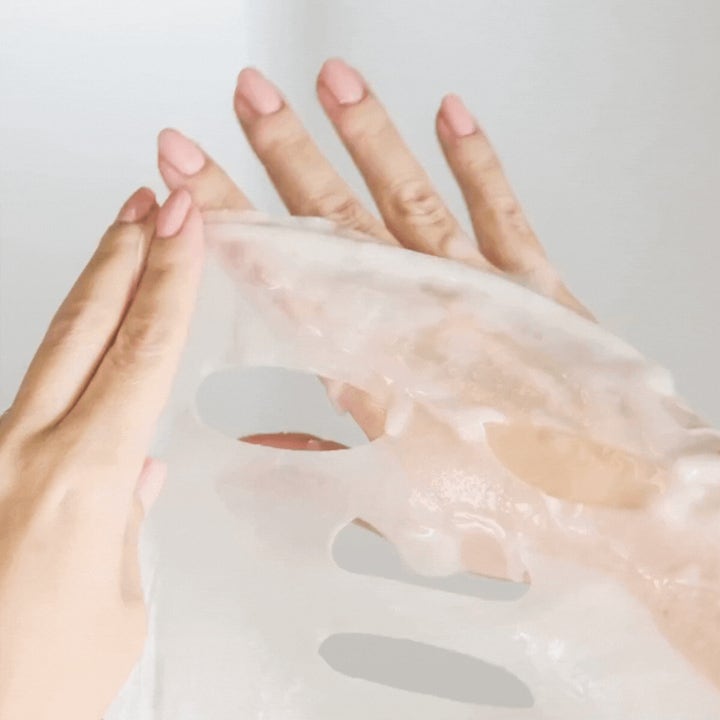 Saturday Skin Cotton Cloud Probiotic Power Sheetmask 25 ml fuktighetsgivende ansiktsmask som brettes ut mellom hender