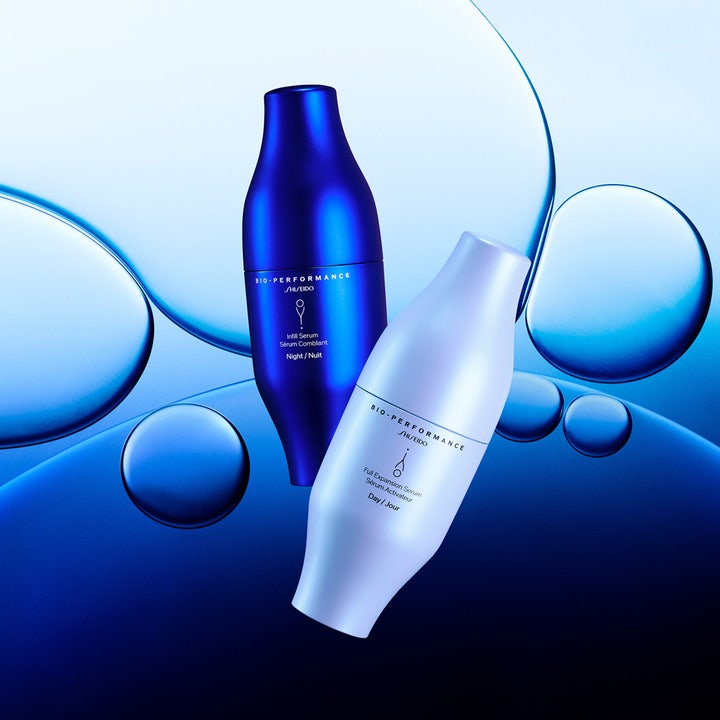 Shiseido Bio-Performance Skin Filler 60 ml utfyllende ansiktsserum i blå og hvit flaske blant store vannbobler
