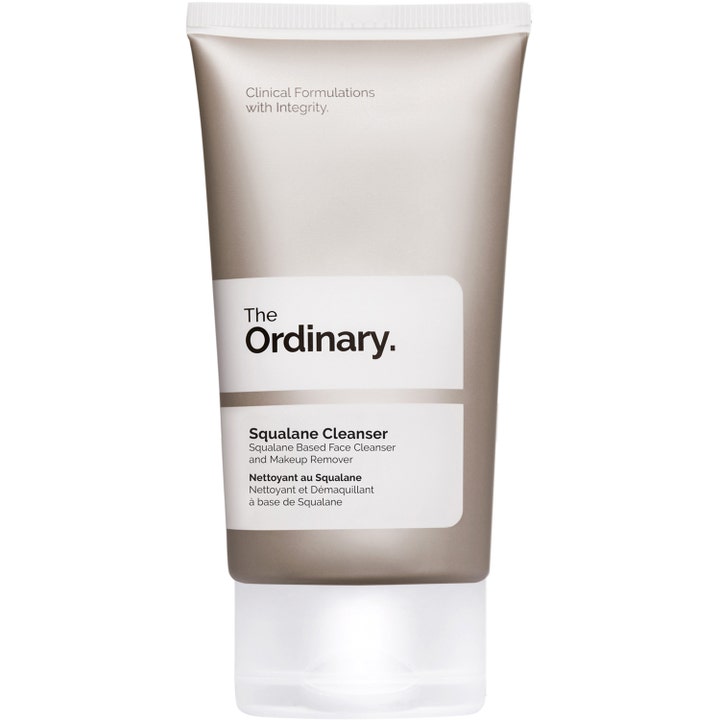 The Ordinary Squalane Cleanser ansiktsrens som fjerner sminke i en matt grå tube med hvit kork.